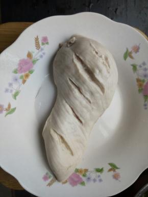 鸡胸煮好捞出晾晾！