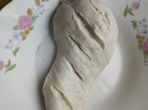 鸡胸煮好捞出晾晾！