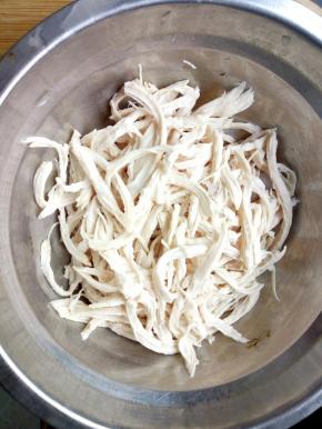 等鸡胸凉了顺着纹理撕成丝！