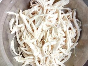 等鸡胸凉了顺着纹理撕成丝！