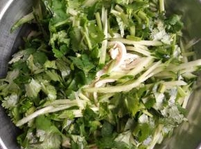 放入黄瓜丝和香菜！