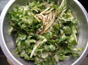 倒入生抽，醋，盐，胡椒粉和香油搅拌均匀！