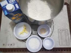 除黄油以外的所有材料放入厨师机2档揉10分钟，出粗膜即可