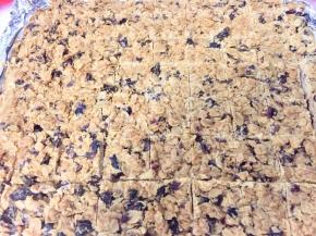 烤好的燕麦饼取出，完全冷却后切割成想要的形状