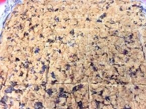 烤好的燕麦饼取出，完全冷却后切割成想要的形状