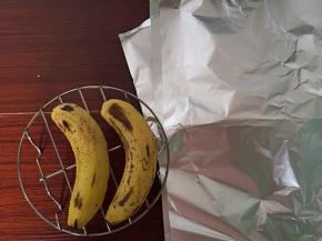 烤香蕉首先要选成熟的香蕉，这样的香蕉烤出来香甜软糯特别可口。