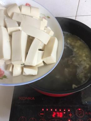 加入切好的嫩豆腐！(喜欢吃老豆腐的可以换成老豆腐，我们家人炖汤比较喜欢放嫩豆腐。)