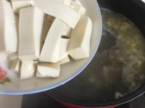 加入切好的嫩豆腐！(喜欢吃老豆腐的可以换成老豆腐，我们家人炖汤比较喜欢放嫩豆腐。)