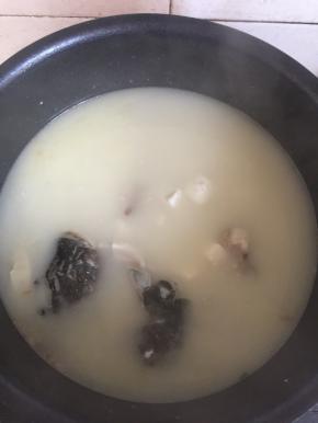这就是炖好的鱼头豆腐汤，汤汁奶白，鲜美无比！老远都闻到香味啦！