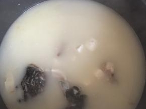 这就是炖好的鱼头豆腐汤，汤汁奶白，鲜美无比！老远都闻到香味啦！