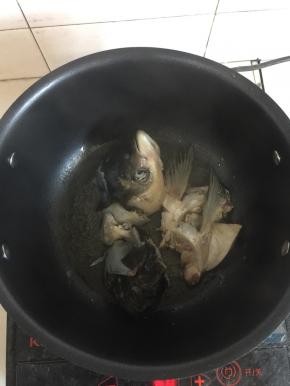 锅烧热倒入适量的油，放入鱼头两面煎至微黄即可！