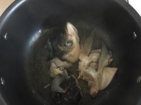 锅烧热倒入适量的油，放入鱼头两面煎至微黄即可！