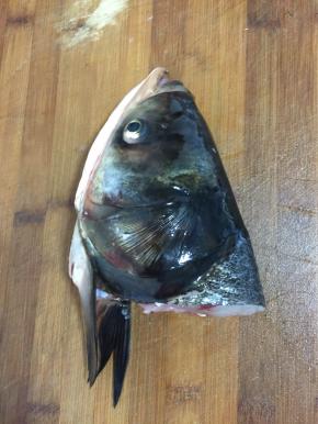 鱼头除去鱼腮，清洗干净后剁成块备用！