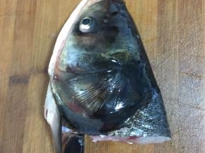 鱼头除去鱼腮，清洗干净后剁成块备用！