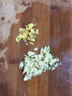 蒜瓣拍碎切成小丁，生姜洗净切成小丁备用！