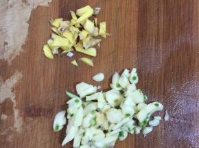 蒜瓣拍碎切成小丁，生姜洗净切成小丁备用！