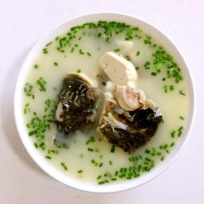 起锅前加入适量的鸡粉和葱花调味即可！