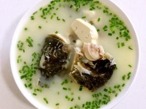 起锅前加入适量的鸡粉和葱花调味即可！