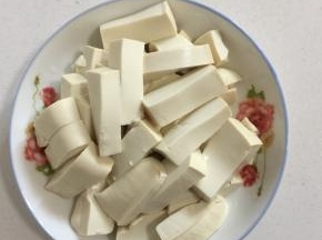 嫩豆腐清水冲洗一下，切成条状备用！