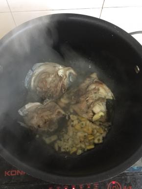 放入蒜瓣和生姜爆出香味儿！