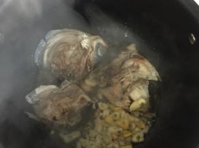 放入蒜瓣和生姜爆出香味儿！