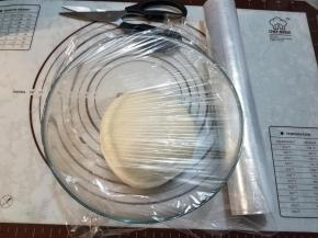 取出面团揉圆，保鲜膜密封发酵至2倍大，戳一个洞轻微回缩即可