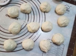 发酵好的面团排气，分成12份