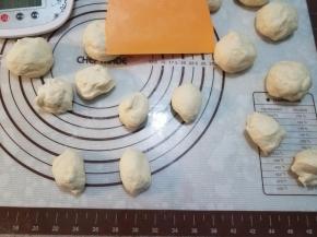 再把12份小面团分成24份揉圆