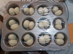 保鲜膜包好后放入烤箱，放一碗热水，在烤箱内发酵至1.5倍大