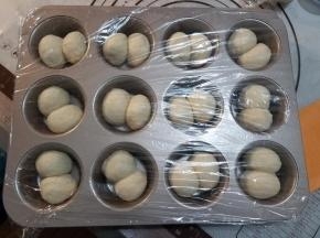 保鲜膜包好后放入烤箱，放一碗热水，在烤箱内发酵至1.5倍大