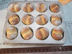 把烤盘放入预热好的烤箱中层，烤10分钟即可