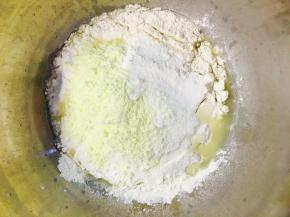 新鲜酵母，水，全蛋。利用手温将鲜酵母溶解开。