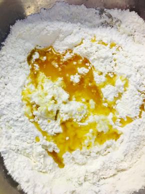 混合溶解后，加T45 然后T55.奶粉，糖，盐。焦化黄油。揉成团。