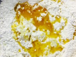混合溶解后，加T45 然后T55.奶粉，糖，盐。焦化黄油。揉成团。