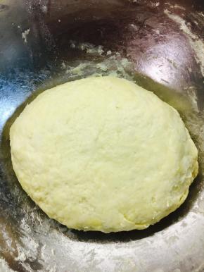 这个时候面团并不光滑。没关系。覆盖保鲜膜松弛30分钟。