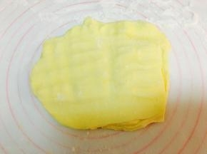 取一张油纸，利用擀面棍，将黄油反复折叠砸实。