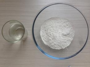 准备温水和糯米粉