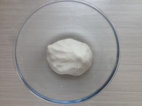 将温水倒入到糯米粉中，揉成糯米粉团