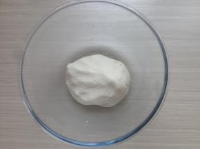 将温水倒入到糯米粉中，揉成糯米粉团