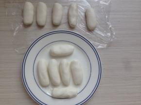 分成11等份，搓成长条状。可以放在保鲜膜上，也可以放在碟子上，如果放在碟子上，就要在上面撒点糯米粉防粘