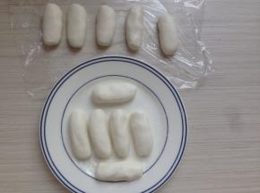 分成11等份，搓成长条状。可以放在保鲜膜上，也可以放在碟子上，如果放在碟子上，就要在上面撒点糯米粉防粘