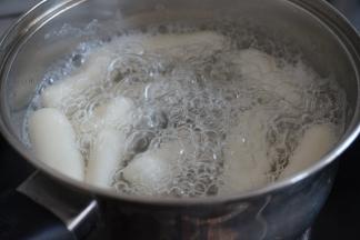 锅里的水开后，放入糯米条