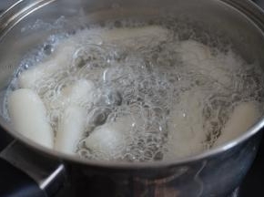 锅里的水开后，放入糯米条