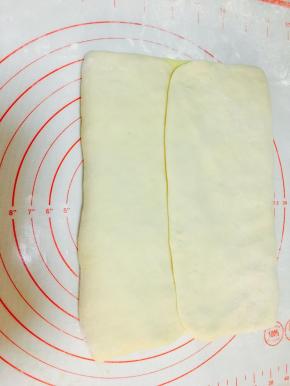 提起面片两侧，向中间折叠，包裹住黄油。