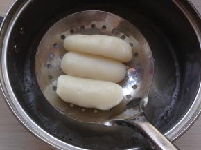 将糯米条捞起来，沥干水份