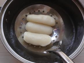 将糯米条捞起来，沥干水份