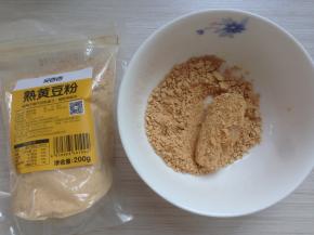 直接放在熟黄豆粉里滚一下，让其表面都粘满黄豆粉
