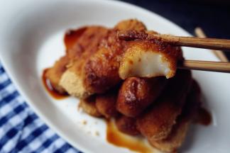 红糖加清水煮至浓稠的红糖浆，吃的时候淋在糯米条上