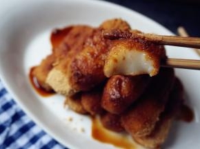 红糖加清水煮至浓稠的红糖浆，吃的时候淋在糯米条上