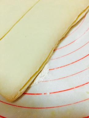 在进行第一次折叠的之前，我们用刀，在面片两侧划个口儿。撒手粉。